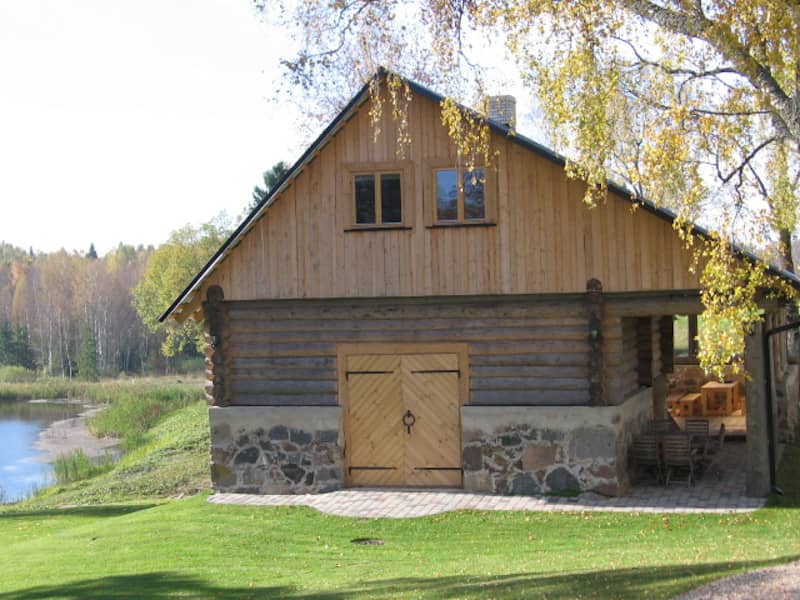 uus palkmaja järve kaldal