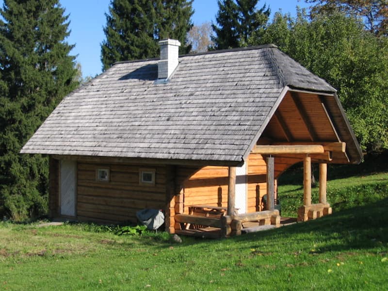 laastukatusega palkmaja