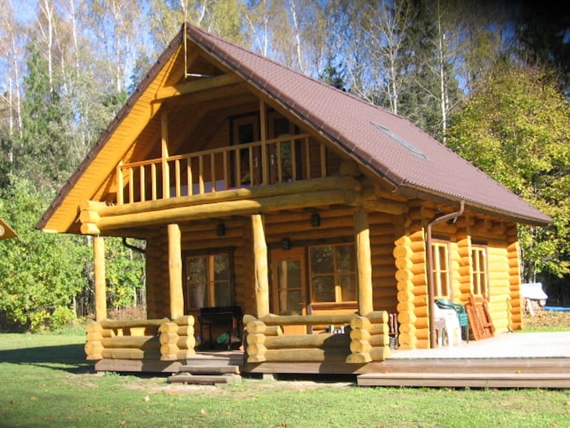 palkmaja päikesepaistel