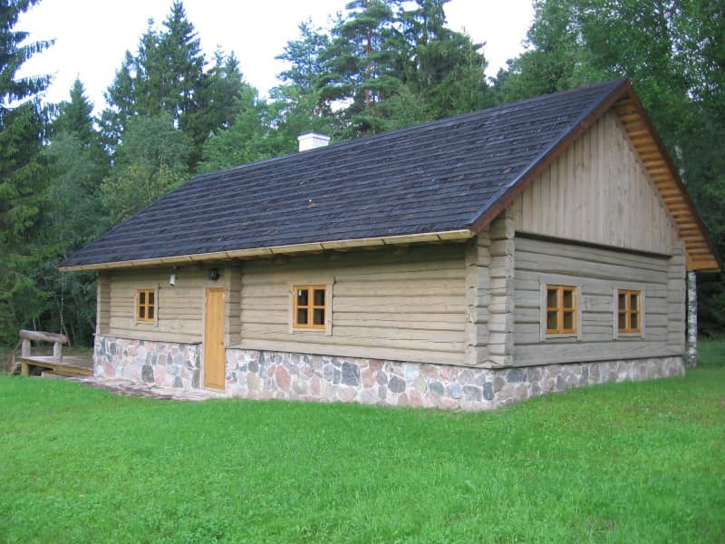 palkmaja paekivivundamendiga